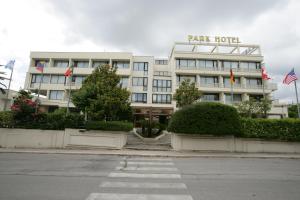 Park Hotel Campitelli في Larino: مبنى أمامه حديقة