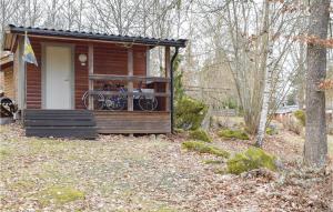 Una casa pequeña con un porche con bicicletas. en Nice Home In Hgsby With Kitchen, en Högsby