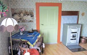 una stanza giocattolo con tavolo e piano cottura di Beautiful Home In Jondal With Kitchen a Jondal