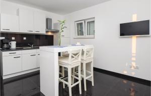 Köök või kööginurk majutusasutuses 1 Bedroom Cozy Apartment In Jesenice