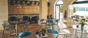 a restaurant with tables and chairs in a room at Comitas Tramontana Park in Fornells