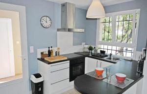 Η κουζίνα ή μικρή κουζίνα στο Amazing Home In Laudun-L'ardoise