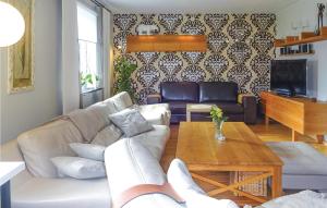 sala de estar con sofá blanco y mesa en 4 Bedroom Lovely Home In Hgans, en Höganäs