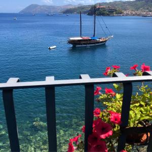 un velero en el agua con un balcón con flores en B&B Alta Marea Lipari, en Lipari