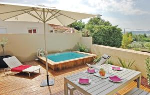 Μπαλκόνι ή βεράντα στο Amazing Home In Laudun-L'ardoise