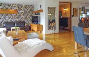 ヘガネスにある4 Bedroom Lovely Home In Höganäsのソファとテーブルのあるリビングルーム