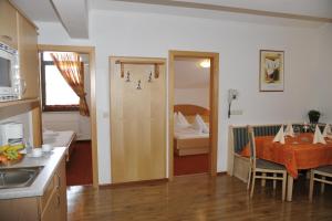 Kuchyň nebo kuchyňský kout v ubytování Hotel Alpina