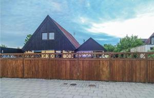 ヘガネスにある4 Bedroom Lovely Home In Höganäsの木門裏の家の木塀 +17枚の写真