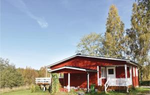 オーリェングにあるAwesome Home In rjng With 3 Bedrooms And Wifiの森の赤い小屋