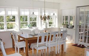 comedor con mesa y sillas blancas en Lovely Home In Lttorp With Wifi, en Norrböda