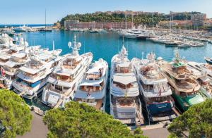 Ein Haufen Boote, die in einem Jachthafen geparkt sind. in der Unterkunft Port Palace in Monte Carlo