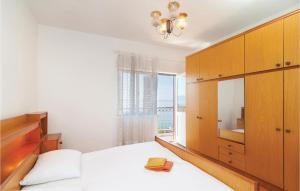 sypialnia z łóżkiem i dużym oknem w obiekcie 2 Bedroom Pet Friendly Apartment In Jesenice Bajnice w mieście Jesenice