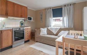 cocina y sala de estar con sofá y mesa en Amazing Home In Visby With Kitchen, en Fole