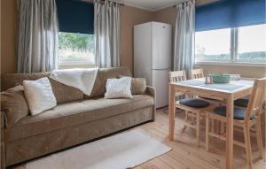 Amazing Home In Visby With Kitchen في Fole: غرفة معيشة مع أريكة وطاولة