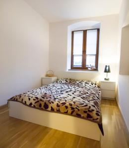 A bed or beds in a room at Apartament 'Aleks' Tykocin