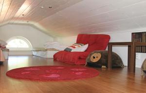 sala de estar con sofá y alfombra roja en Lovely Home In Lttorp With Wifi, en Norrböda