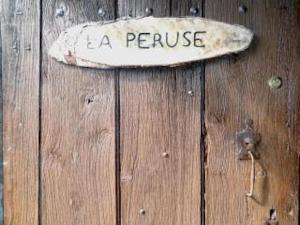 ExideuilにあるMaison La Peruse at Les Vergnes Gitesの木製の扉の看板