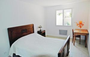 Ένα ή περισσότερα κρεβάτια σε δωμάτιο στο Amazing Home In Laudun-L'ardoise +2 φωτογραφίες