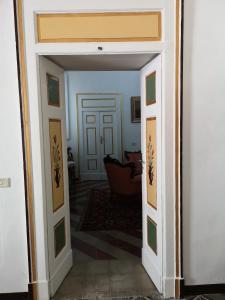 モノーポリにあるB&B Palazzo Antonelliのリビングルーム付きの部屋に開いたドア