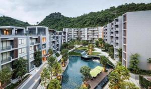 vista aerea su un complesso di appartamenti con piscina di Live Your Dream Khaoyai a Phayayen