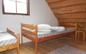 FjälkingeにあるBeautiful Apartment In Fjlkinge With 1 Bedroomsのベッドルーム1室(二段ベッド2台、窓付)が備わります。