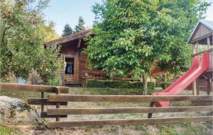 RimbachにあるCozy Home In Schlitz-rimbach With Kitchenの赤い滑り台と遊び場付きのログキャビン