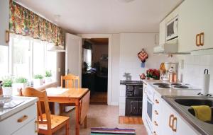 een keuken met een tafel en een eetkamer bij Amazing Home In Blidsberg With Kitchen in Blidsberg