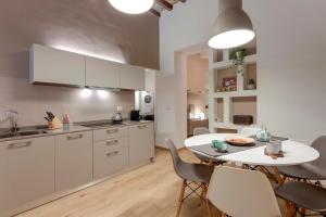 A kitchen or kitchenette at Borgo Apartment by Mamo Florence