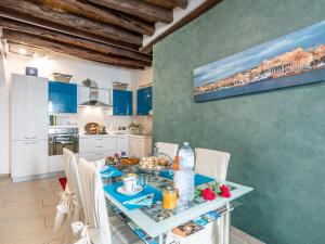 uma cozinha com uma mesa com comida em Appartamento Il Lillà em Cagliari