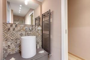 A bathroom at Borgo Apartment by Mamo Florence