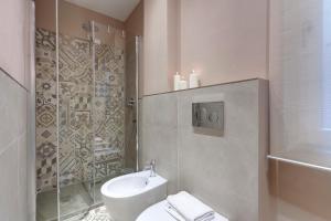 A bathroom at Borgo Apartment by Mamo Florence