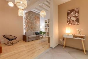 A seating area at Borgo Apartment by Mamo Florence