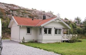 ApelgårdenにあるMjrnの赤屋根の小さな白い家