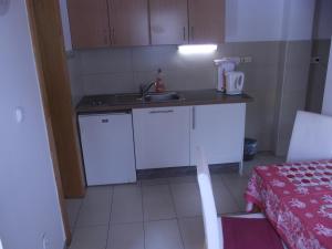 Kuchyňa alebo kuchynka v ubytovaní Apartman Nóra