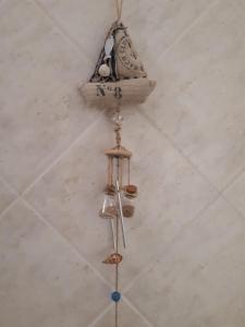 エルムポリにあるErmoupolis, Syros City Apartmentsの壁からぶら下がっている小さな木製のボート +38枚の写真