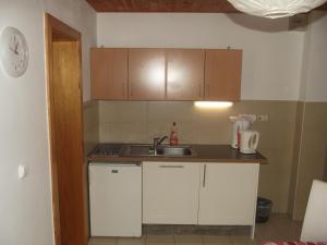 Kuchyňa alebo kuchynka v ubytovaní Apartman Nóra