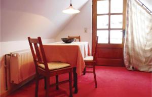 ザンクト・アンドレーアスベルクにあるBeautiful Apartment In Sankt Andreasberg With 2 Bedrooms And Wifiのダイニングルーム(テーブル、ボウル付)