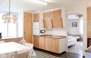 ビンメルビューにあるHoliday Home Vimmerby Xxxiiiのキッチン(木製キャビネット付)、ダイニングルーム