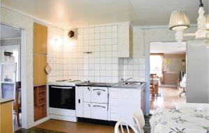 ビンメルビューにあるHoliday Home Vimmerby Xxxiiiのキッチン(コンロ、シンク付)