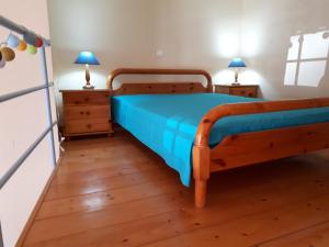 エルムポリにあるErmoupolis, Syros City Apartmentsのベッドルーム1室(ベッド1台、ナイトスタンド2台付)