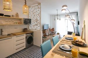 een keuken met een tafel en stoelen en een eetkamer bij #FLH - Boho Chic Apartment, Agia Sofia District in Thessaloniki