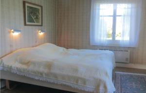 ビンメルビューにあるBeautiful Home In Vimmerby With Kitchenのベッドルーム1室(窓、白いベッド1台付)