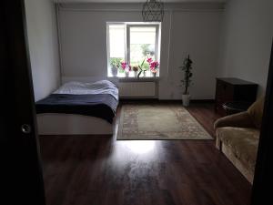 ein kleines Schlafzimmer mit einem Bett und einem Fenster in der Unterkunft Dom prywatny in Lębork