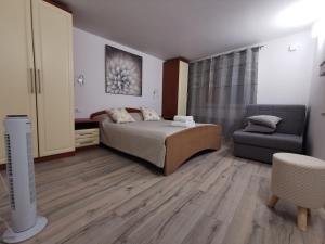 Ein Bett oder Betten in einem Zimmer der Unterkunft Explore old town and all the beauties in Omiš staying at Apartment Olmissum