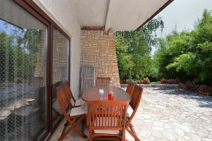 Patio lub wspólna przestrzeń na świeżym powietrzu w obiekcie Apartment Milka 1950