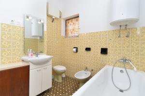 łazienka z wanną, toaletą i umywalką w obiekcie Apartment Milka 1950 w Fažanie +27 zdjęć
