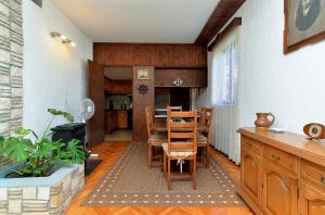 kuchnia i jadalnia ze stołem i krzesłami w obiekcie Apartment Milka 1950 w Fažanie