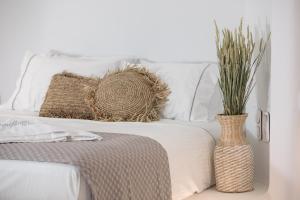Postel nebo postele na pokoji v ubytování Majestique of Naxos luxury suites