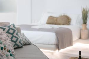 Postel nebo postele na pokoji v ubytování Majestique of Naxos luxury suites