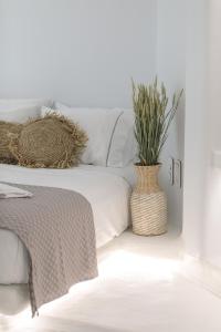 Postel nebo postele na pokoji v ubytování Majestique of Naxos luxury suites
